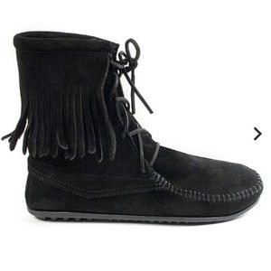 Minnetonka moccasins booties Black lace up size 9